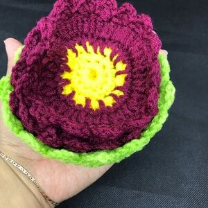 New Handmade crochet coasters 4 burgundy flowers in green Basket